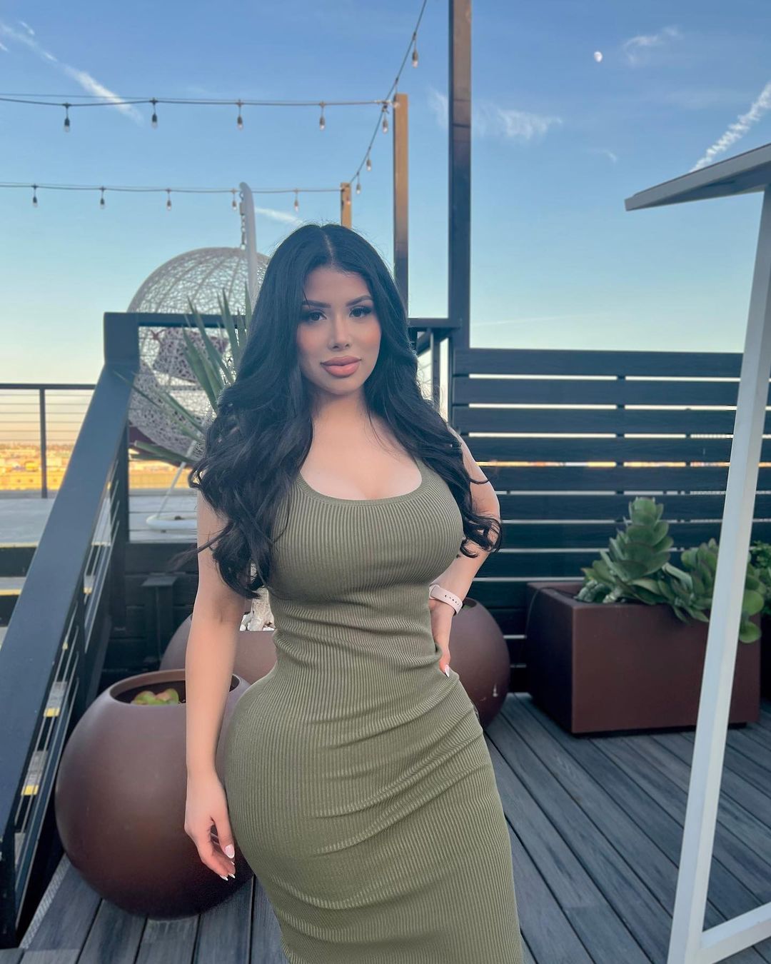 Real patient showing hourglass figure after Brazilian Butt Lift (BBL) at Vive Plastic Surgery Tijuana